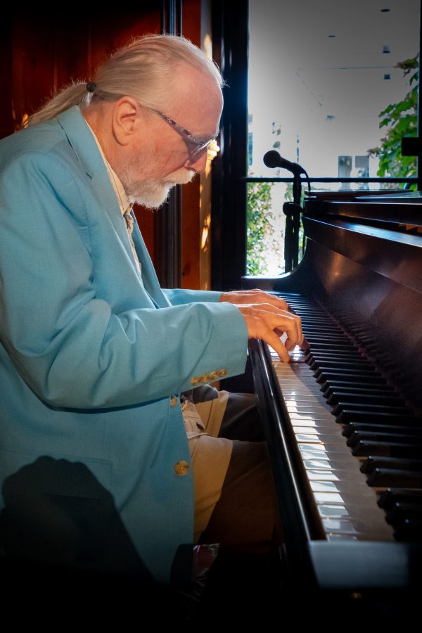 Dave Fox - Photo by Tommie Fantine Lauer Dave Fox of The O.Henry Trio, photo by Tommie Fantine Lauer