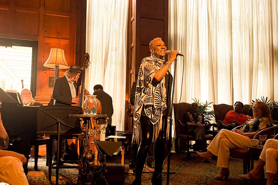 Alyson_Williams Alyson Williams sings jazz at O.Henry Hotel.